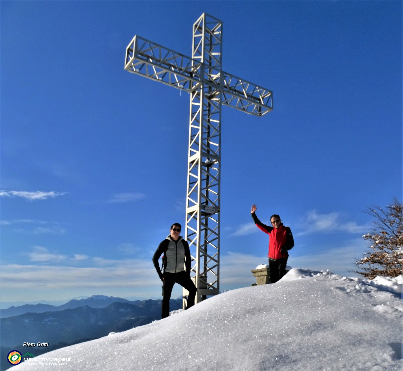 51 Alla croce di vetta del Monte Suchello (1541 m) ammantato di neve ! .JPG -                                